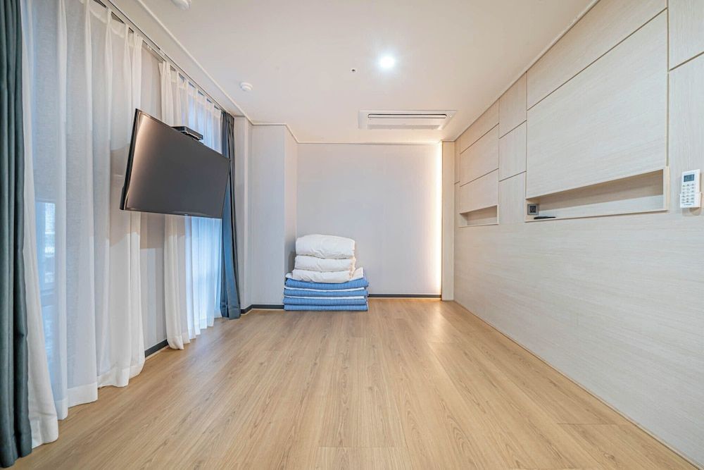 undefined Griffin Bay Hotel 5