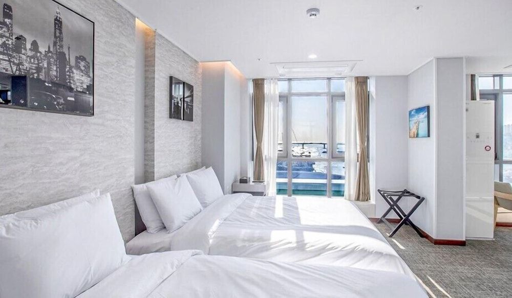 undefined Griffin Bay Hotel 4
