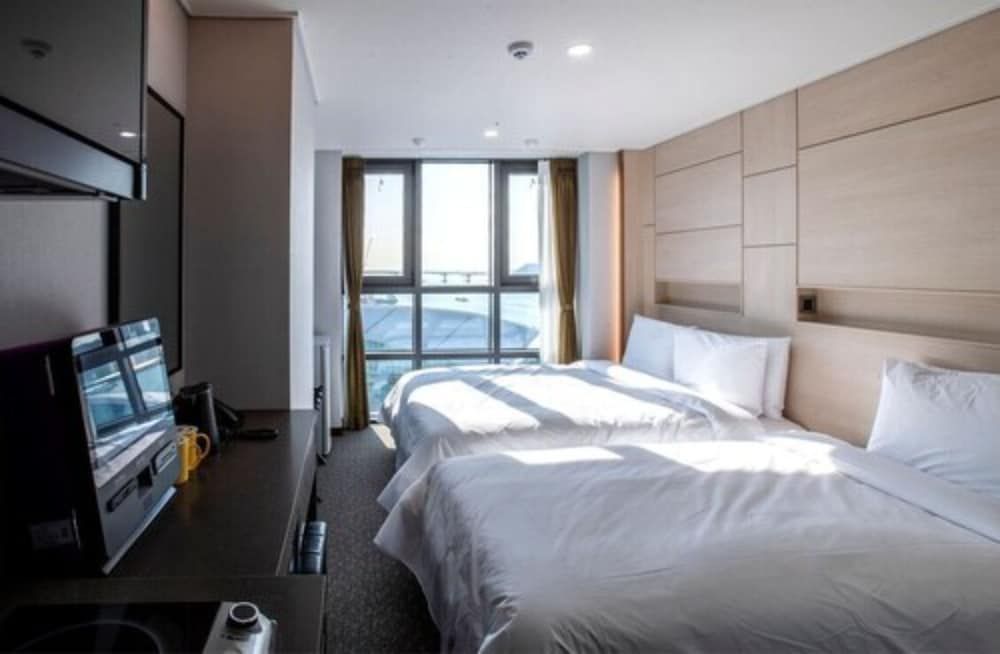 undefined Griffin Bay Hotel 9