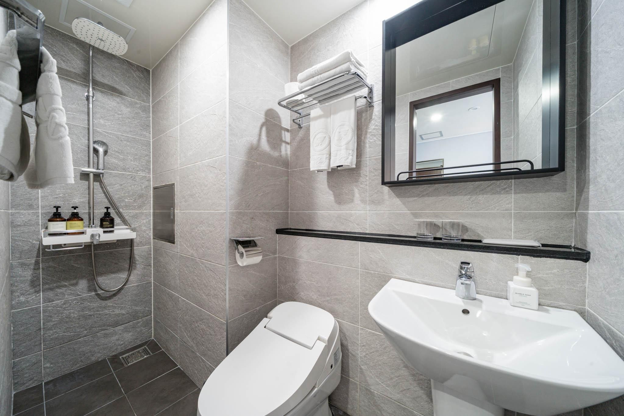 undefined Griffin Bay Hotel 6