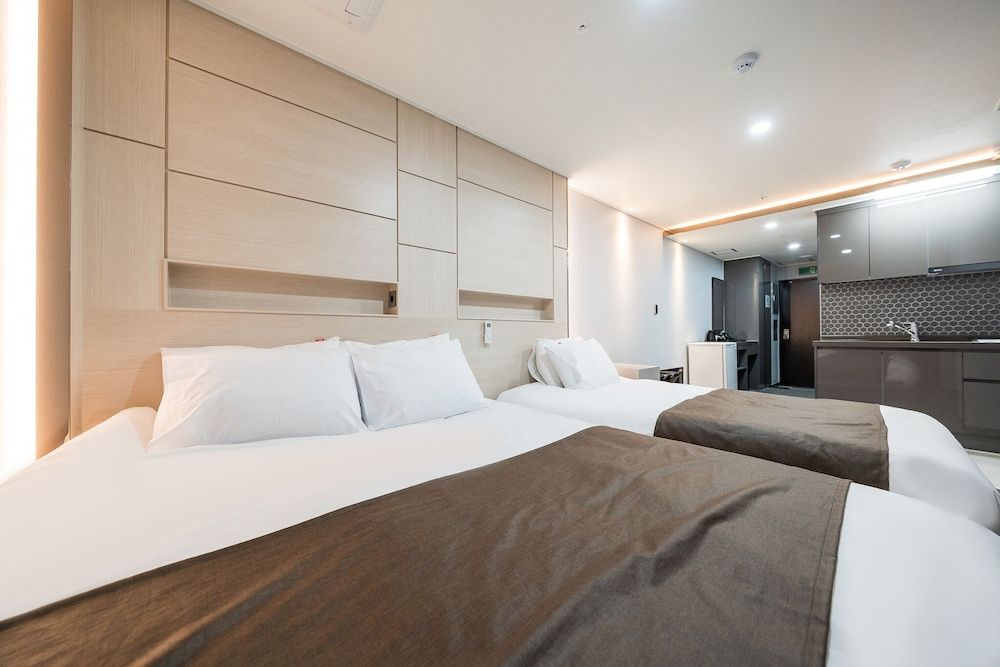 Griffin Bay Hotel Deluxe Twin Room 5