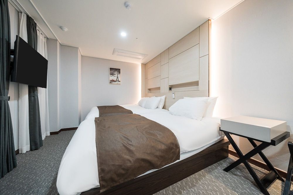 Griffin Bay Hotel Deluxe Twin Room 4