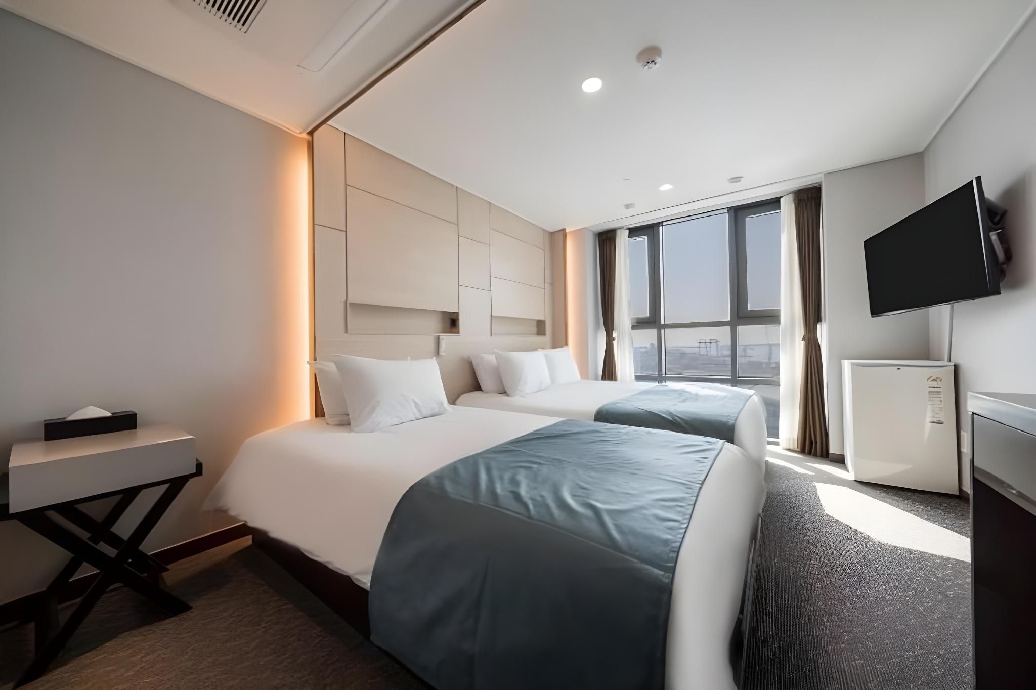 undefined Griffin Bay Hotel 8