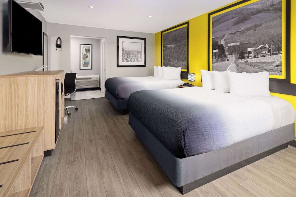 Super 8 by Wyndham Hazleton Room, 2 Queen Beds, Non Smoking 3