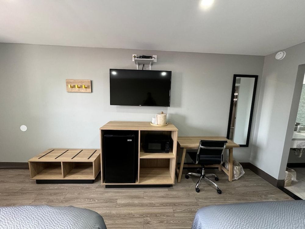 Super 8 by Wyndham Hazleton Room, 2 Queen Beds, Smoking 5