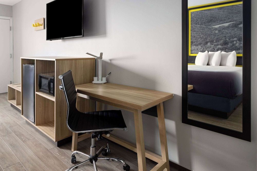 Super 8 by Wyndham Hazleton Room, 2 Queen Beds, Non Smoking 7