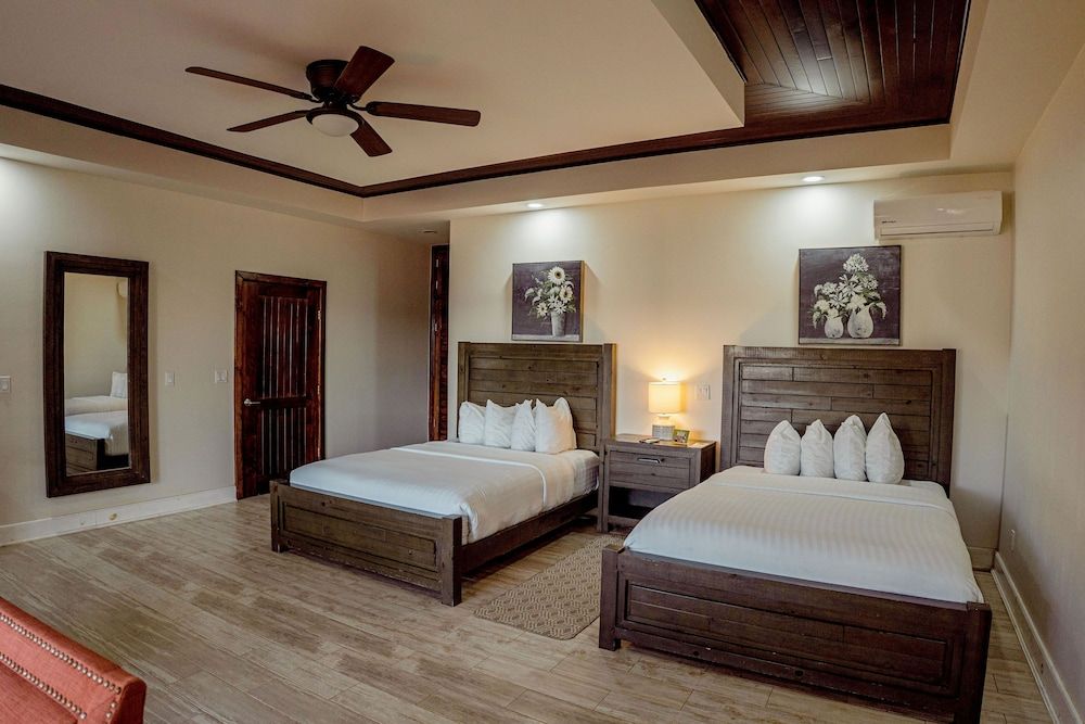 Entrevalle Hotel Boutique Deluxe Quadruple Room 4