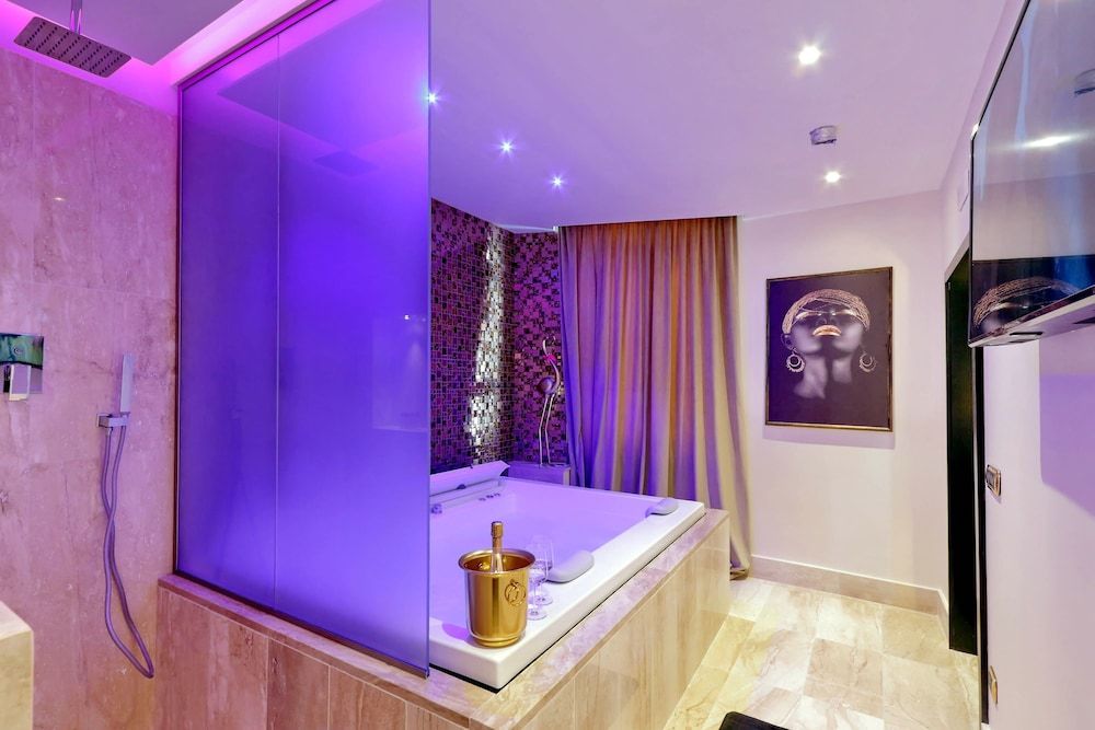 Spanish Diamond Luxury Suites & Jacuzzi Luxury Studio Suite 12