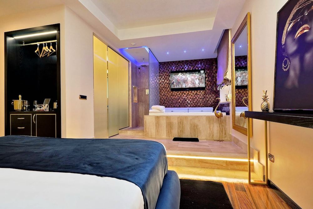 Spanish Diamond Luxury Suites & Jacuzzi Luxury Studio Suite 9