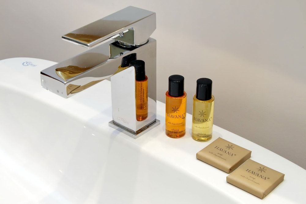 Spanish Diamond Luxury Suites & Jacuzzi Luxury Studio Suite 13