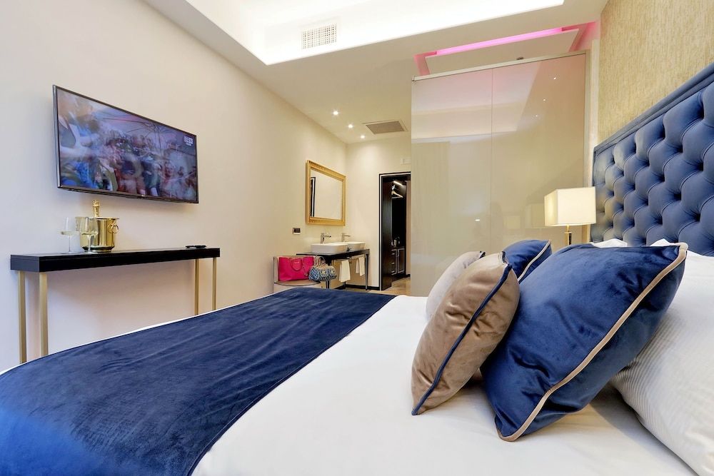 undefined Spanish Diamond Luxury Suites & Jacuzzi 10