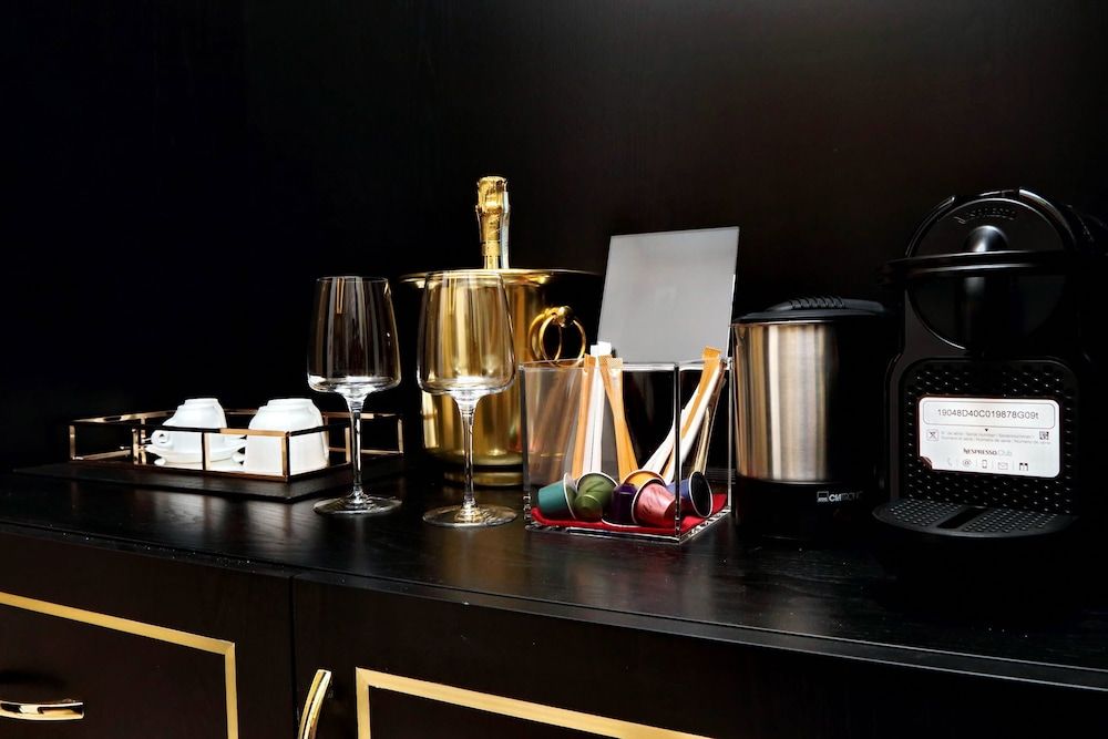 Spanish Diamond Luxury Suites & Jacuzzi Luxury Studio Suite 10