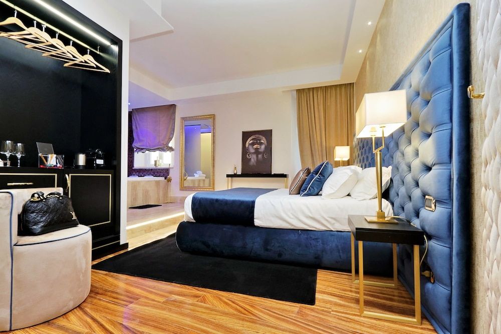 undefined Spanish Diamond Luxury Suites & Jacuzzi 3