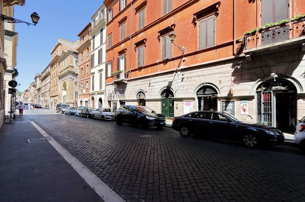 undefined Spanish Diamond Luxury Suites & Jacuzzi 4