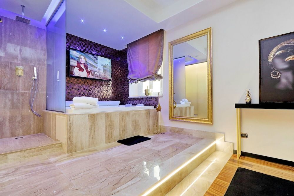 Spanish Diamond Luxury Suites & Jacuzzi Luxury Studio Suite 11