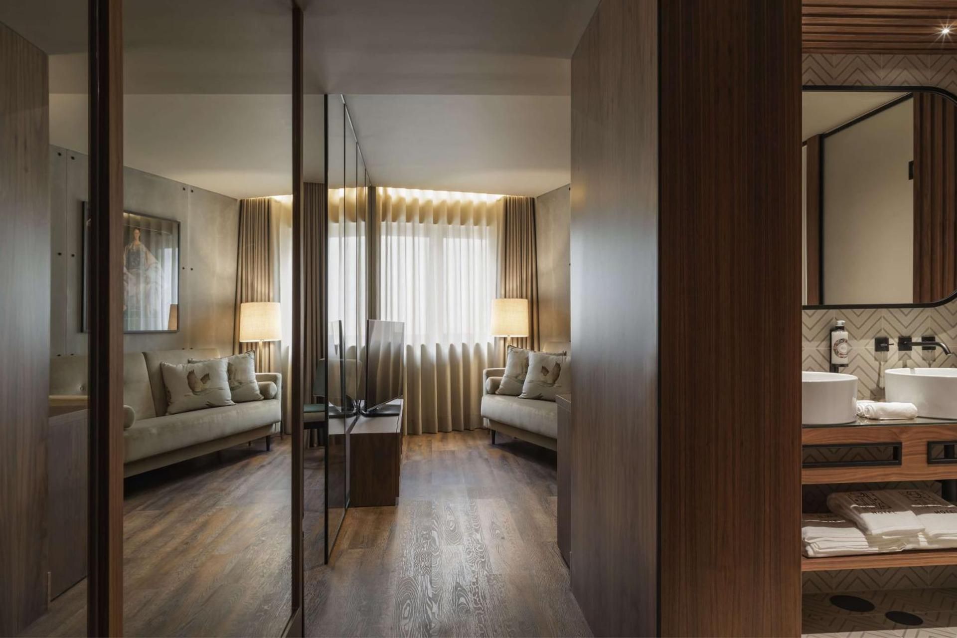 1 King Bed, Suite, Non-Smoking