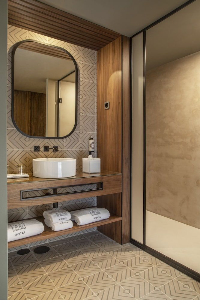 Fontinha Porto, Trademark Collection by Wyndham Standard Room, 1 King Bed, Non Smoking 4