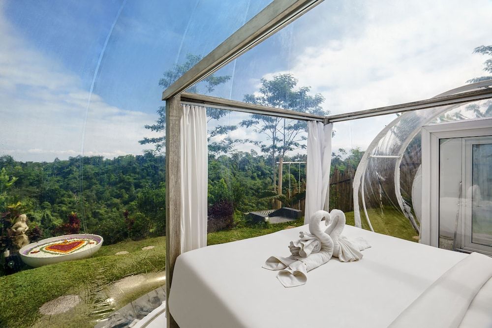 Deluxe Tent, Bathtub, Garden Area