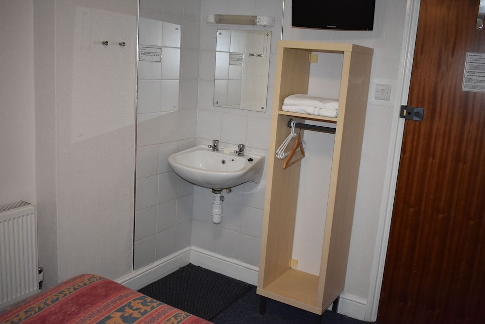 MacDonald Double Room, Shared Bathroom 2
