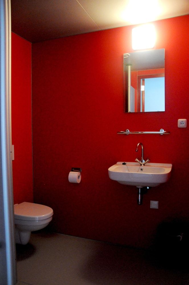 Blue Collar Hotel Deluxe Twin Room 7