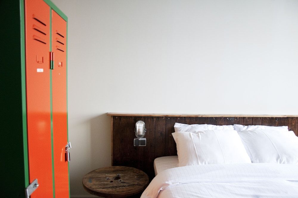 Blue Collar Hotel Deluxe Twin Room