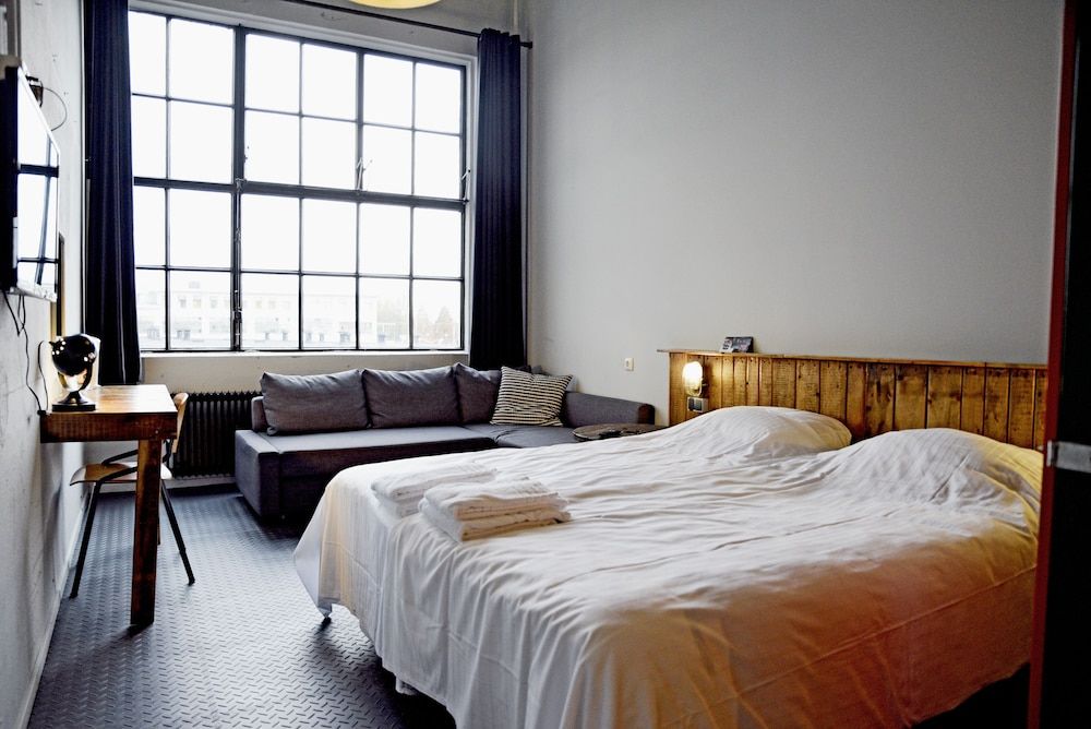 Blue Collar Hotel Deluxe Twin Room 2