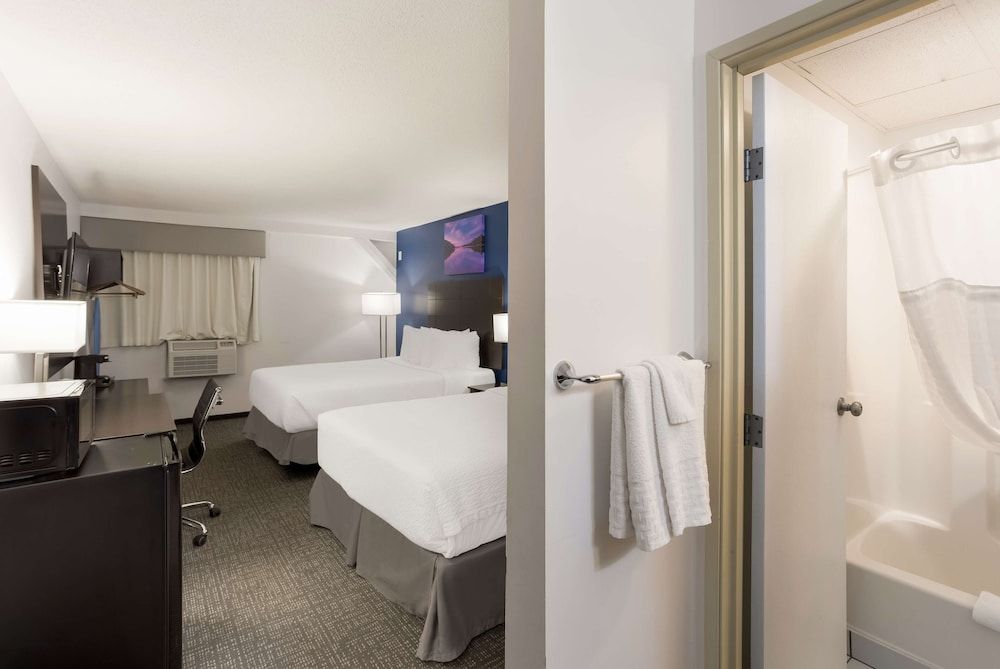 SureStay Hotel by Best Western Presque Isle Standard Room, 2 Queen Beds, Non Smoking, Refrigerator & Microwave (Pet Friendly) 3