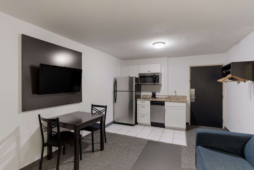 SureStay Hotel by Best Western Presque Isle Suite, 1 King Bed, Non Smoking, Kitchenette (with Sofabed) 5