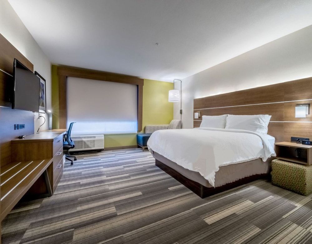 Standard Room, 1 King Bed, Accessible (Communications, Roll-In Shower)