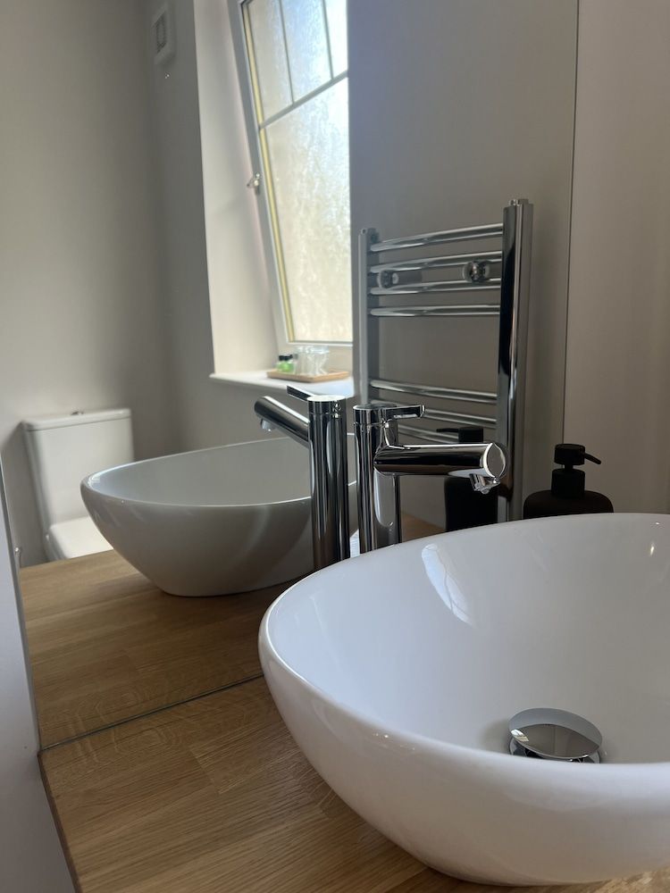 Tuckers Inn Standard Twin Room, Ensuite, Partial Sea View 7