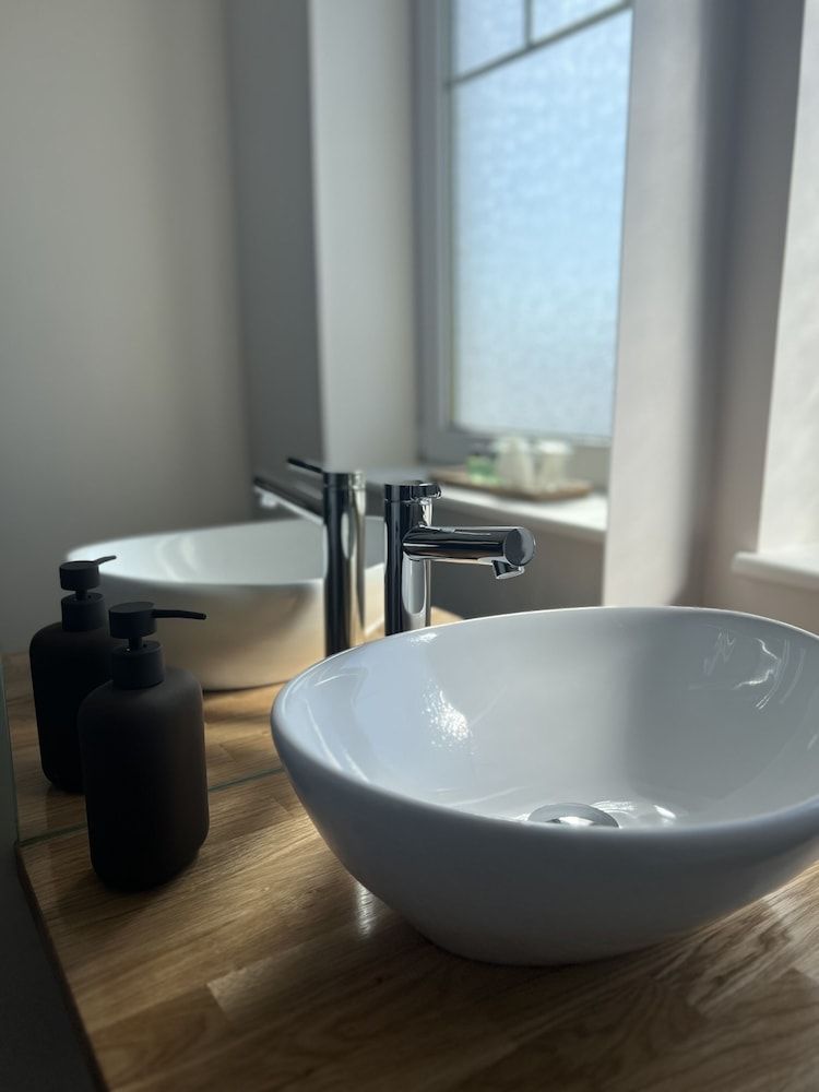 Tuckers Inn Standard Double Room, Ensuite 11