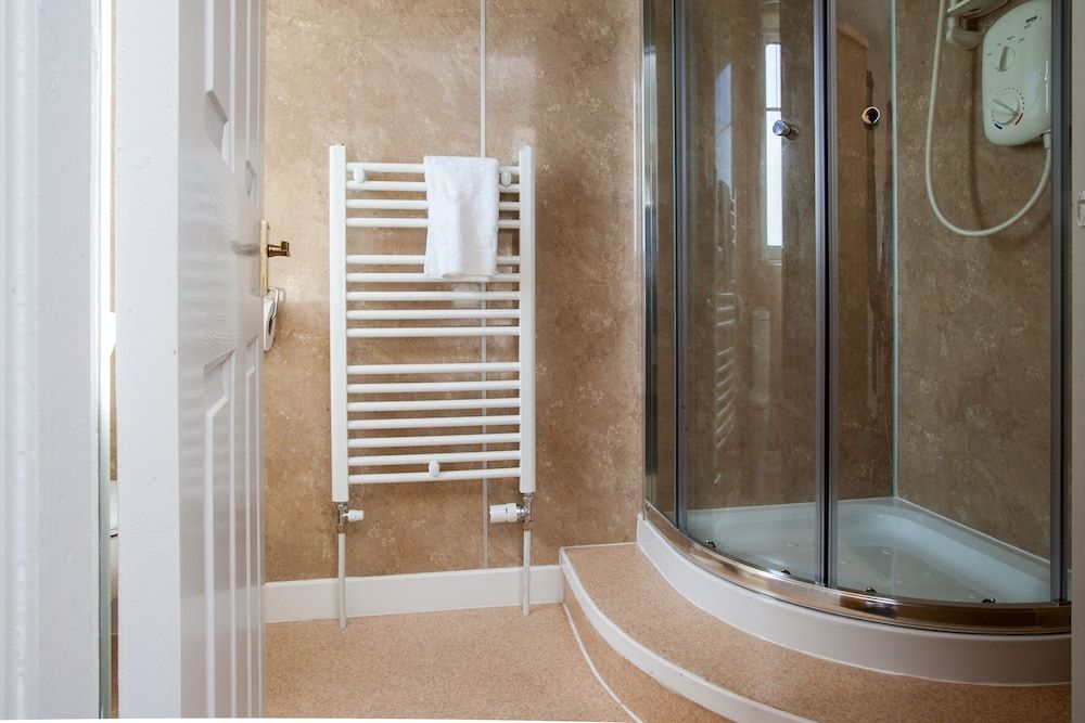 Tuckers Inn Standard Double Room, Ensuite 9