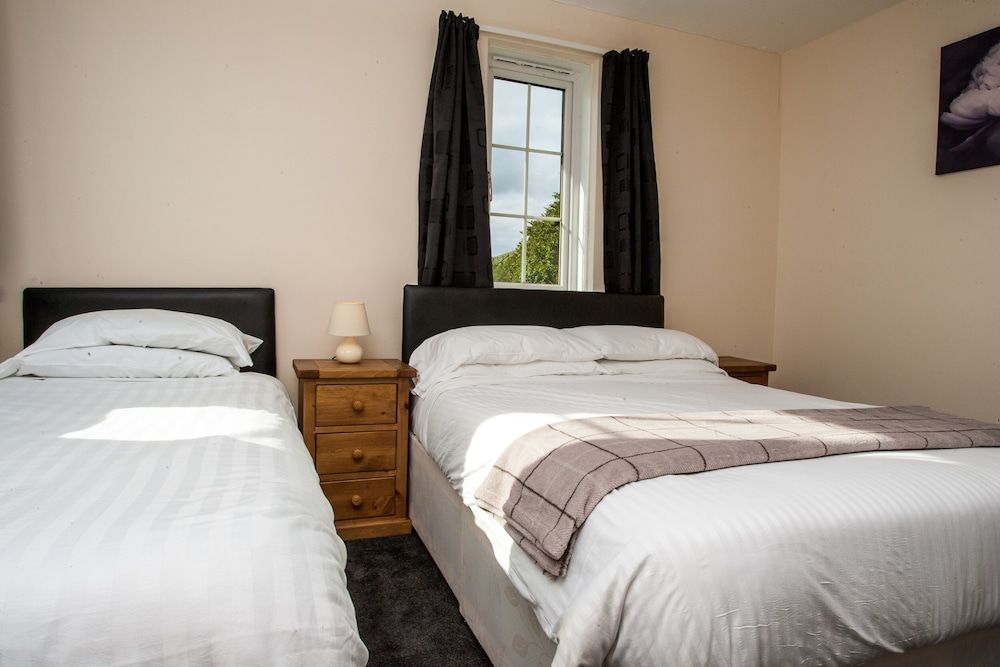 Tuckers Inn Family Triple Room, Ensuite 2