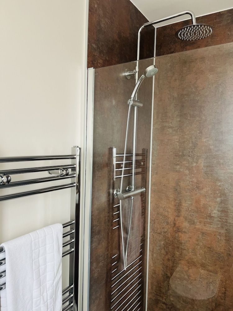 Tuckers Inn Standard Double Room, Ensuite 8