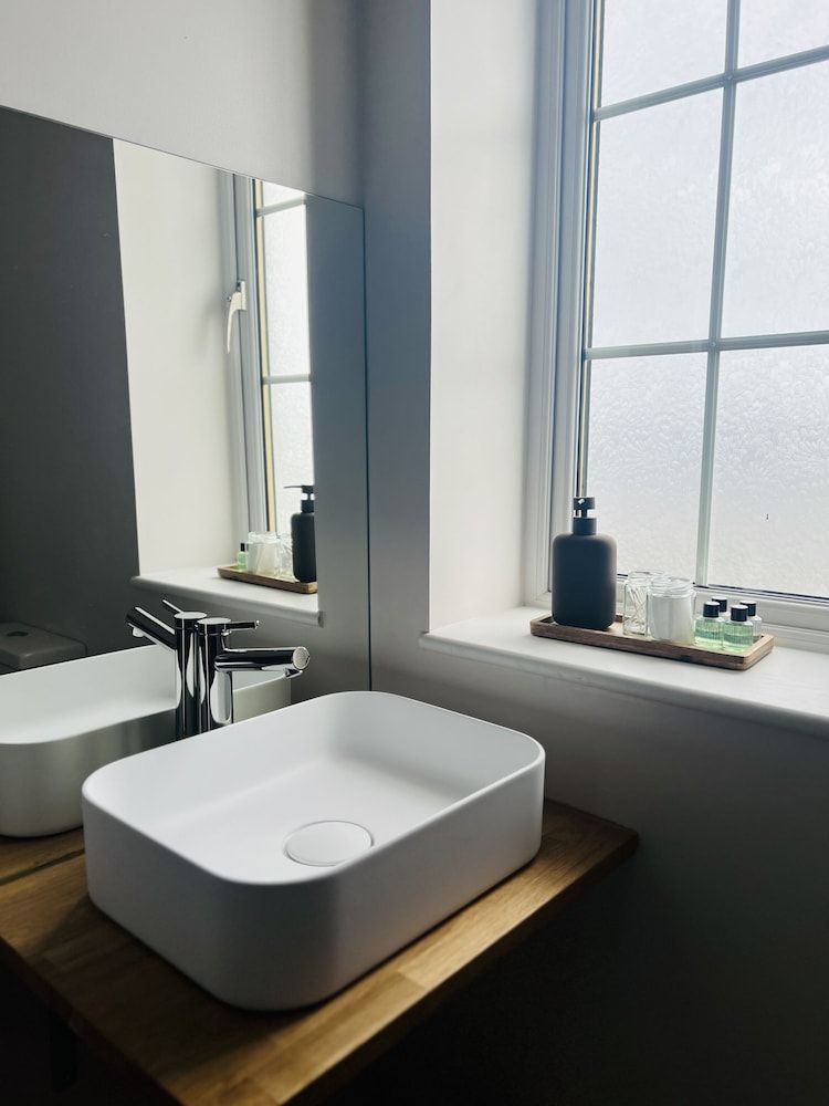 Tuckers Inn Standard Double Room, Ensuite 6