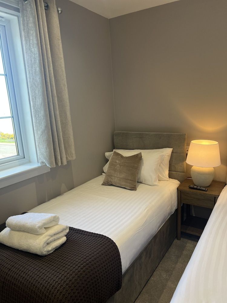 Tuckers Inn Standard Twin Room, Ensuite, Partial Sea View 5