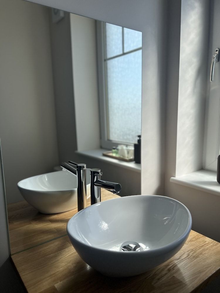 Tuckers Inn Standard Double Room, Ensuite 10