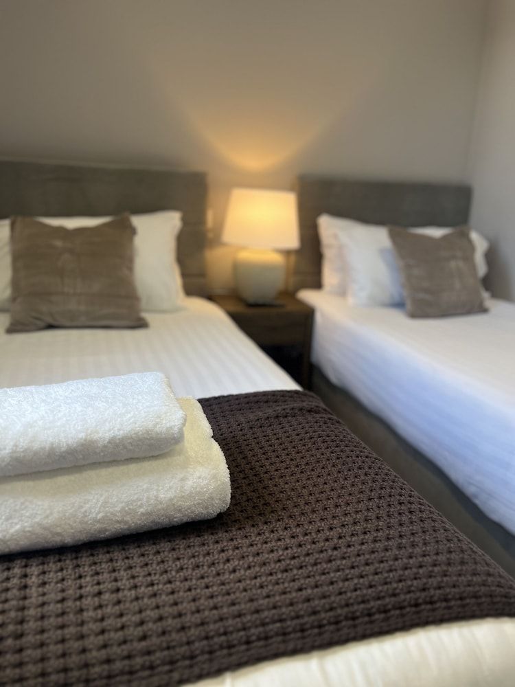 Tuckers Inn Standard Twin Room, Ensuite, Partial Sea View 4