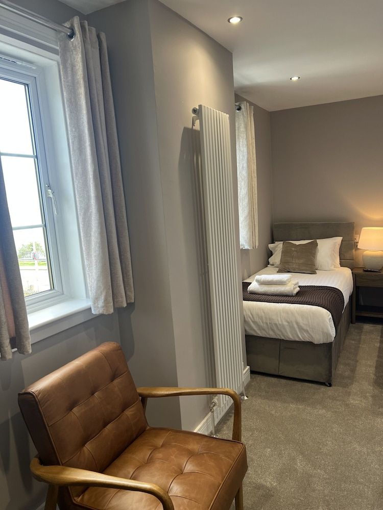 Tuckers Inn Standard Twin Room, Ensuite, Partial Sea View 3