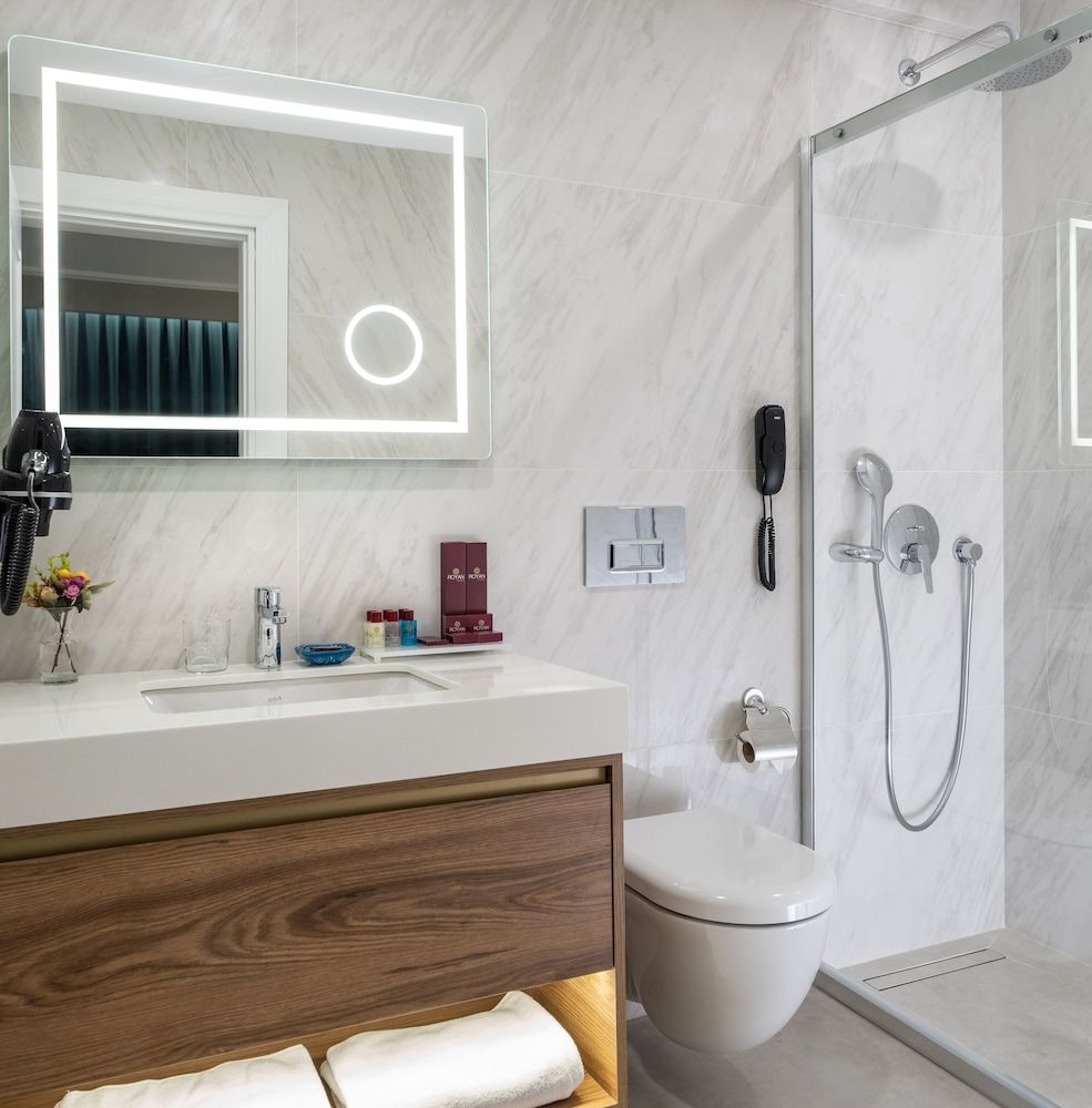 Royan Suites Deluxe Suite, 1 King Bed 4