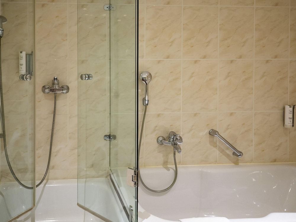 Atomis Hotel Munich Airport by Mercure Family Room, 2 Double Beds 5