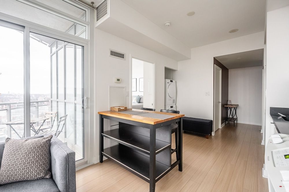 GLOBALSTAY. Elegant Downtown Apartments Elite Apartment, 1 Bedroom, Balcony, Lake View 6