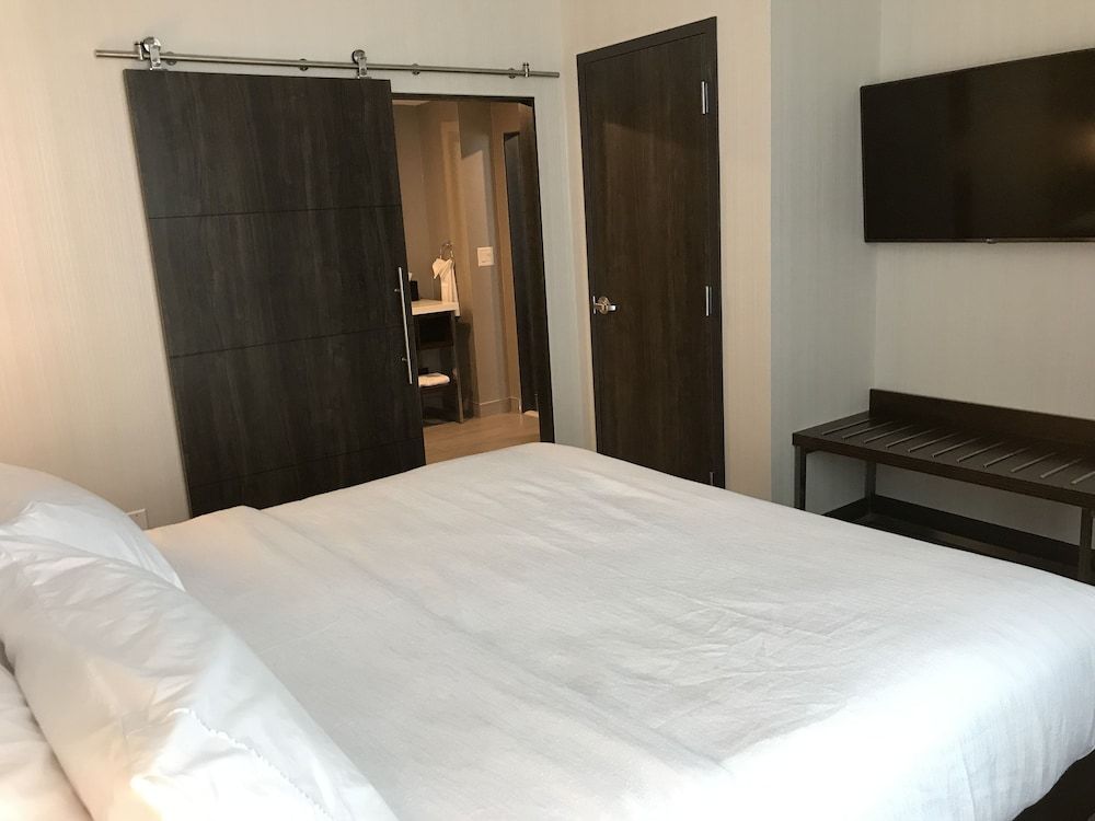 2 Room Suite, 1 King , Accessible (Mobilty & Hearing)