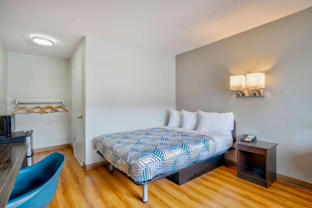 Deluxe Room, 1 Queen Bed, Accessible, Non Smoking
