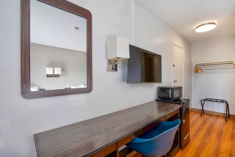 Motel 6 Lumberton, NC Deluxe Room, 2 Double Beds, Smoking, Refrigerator & Microwave 4