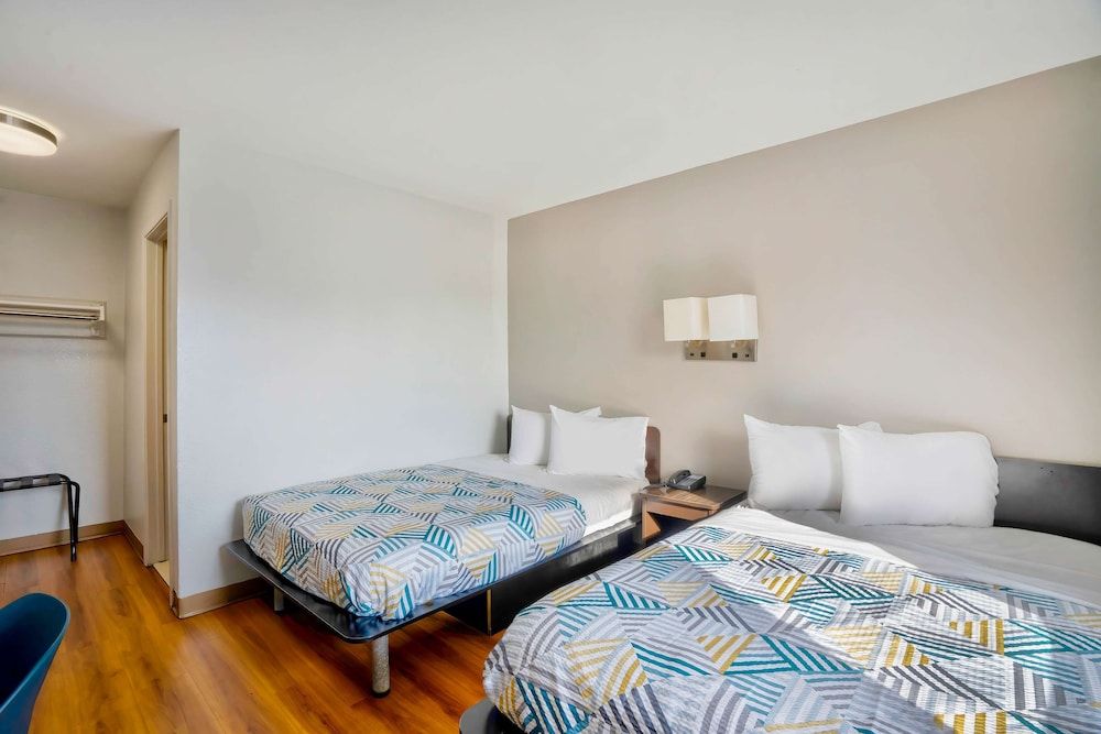 Motel 6 Lumberton, NC Deluxe Room, 2 Double Beds, Smoking, Refrigerator & Microwave 2