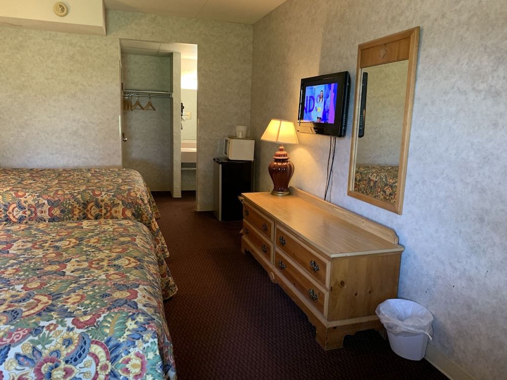 Olde Amish Inn Standard Room, 2 Queen Beds, Non Smoking 4