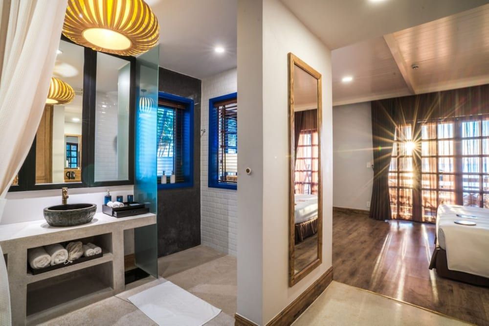 L'Azure Resort and Spa Deluxe Beach Front King bed 5