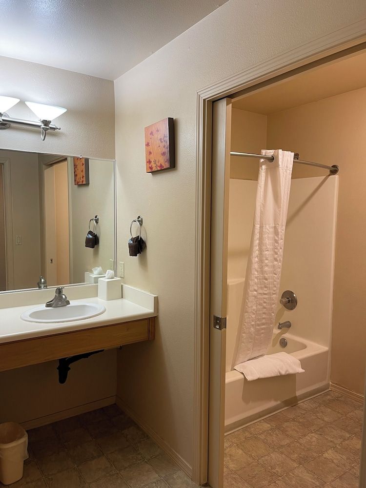 Mount Shasta Resort Deluxe Room, 1 King Bed with Sofa bed, Lake View, Lakeside 2