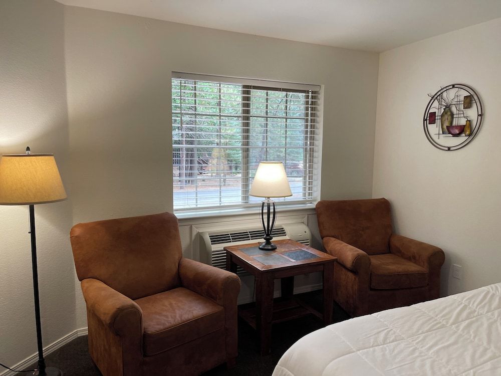 Mount Shasta Resort Standard Room, 2 Queen Beds 3